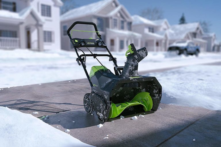 Batterypowered snow blowers comparison for the next minor snowpocalypse Greenworks vs. Snow